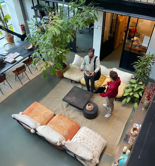 Samenkomst in de lobby van het bedrijf